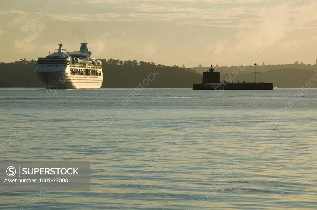 Australia, New South Wales, Sydney, Royal Caribbean Lines ´Rhapsody of the Seas´ entering Sydney harbour