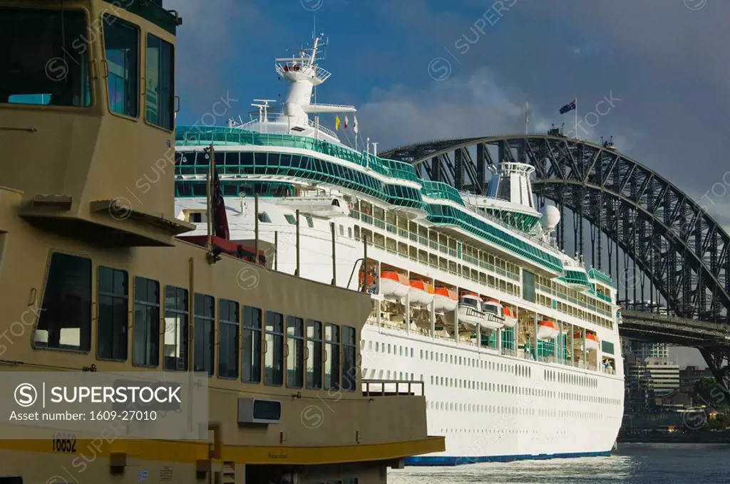 Australia, New South Wales, Sydney, Royal Caribbean Lines ´Rhapsody of the Seas´ docking in Sydney harbour