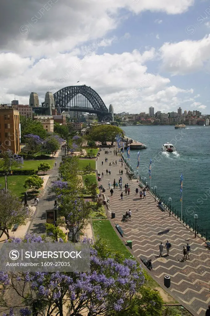 Australia, New South Wales, Sydney, Overhead view of Sydney Cove Walkway and Sydney Harbour Bridge