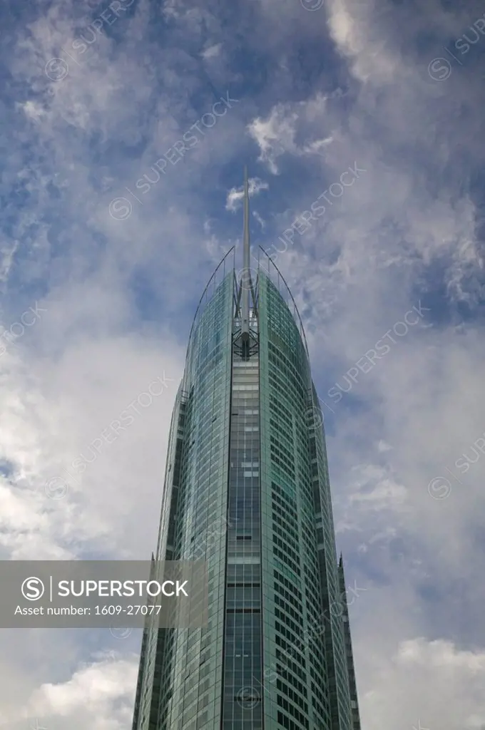 Australia, Queensland, Gold Coast, Surfer´s Paradise, The Q1 Tower world´s tallest residential tower and beach fog