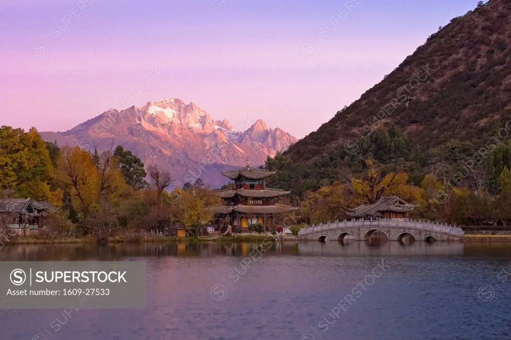 Black Dragon Pool Park and Yulong Xueshan Mountain, dawn, Unesco town of Lijiang, Yunnan Province, China