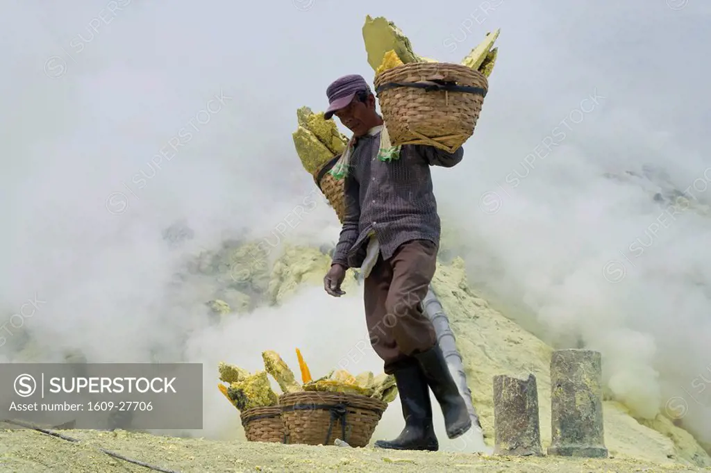 Sulphur workers, Kawa Ijen, Ijen Plateau, East Java, Indonesia