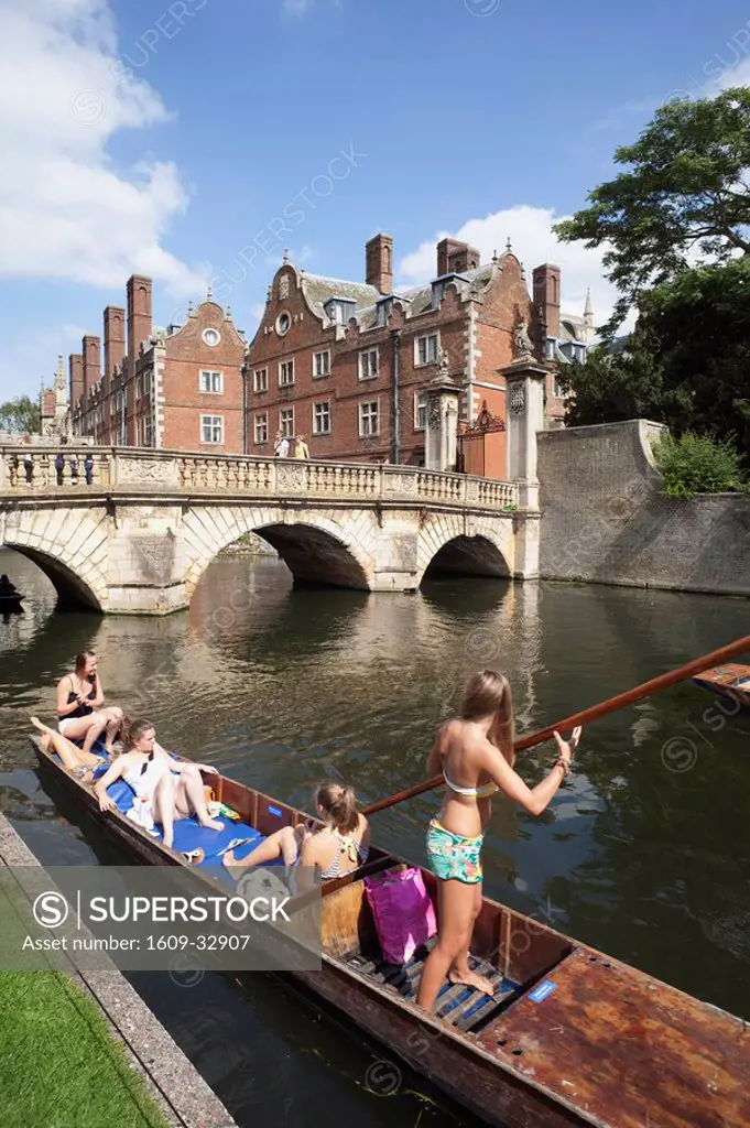 England, Cambridgeshire, Cambridge, Punting on River Cam with Saint John´s College in the Background
