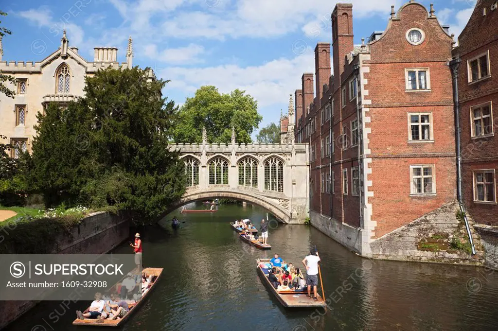 England, Cambridgeshire, Cambridge, Punting on River Cam with Bridge of Sighs and Saint John´s College