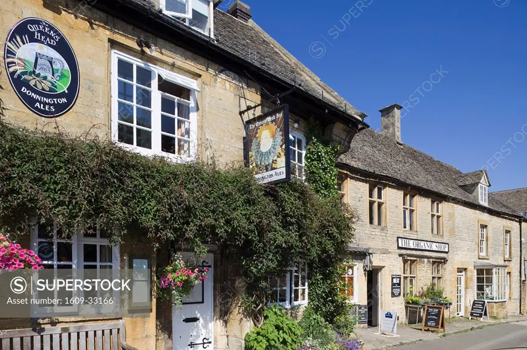 England, Gloustershire, Cotswolds, Stow_on_the_Wold, Pub and Shops