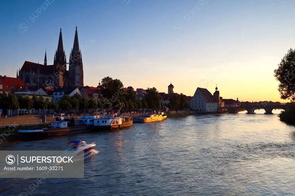 Dom St. Peter cathedral and the River Danube, Regensburg, Germany