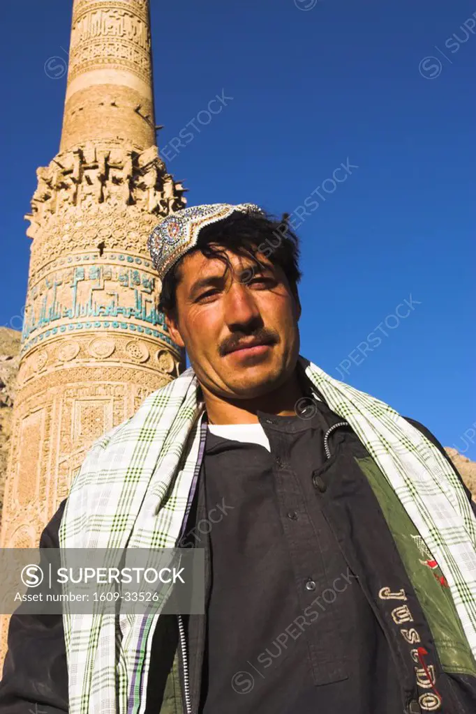 Afghanistan, Ghor Province, Afghani man infront of 12th Century Minaret of Jam