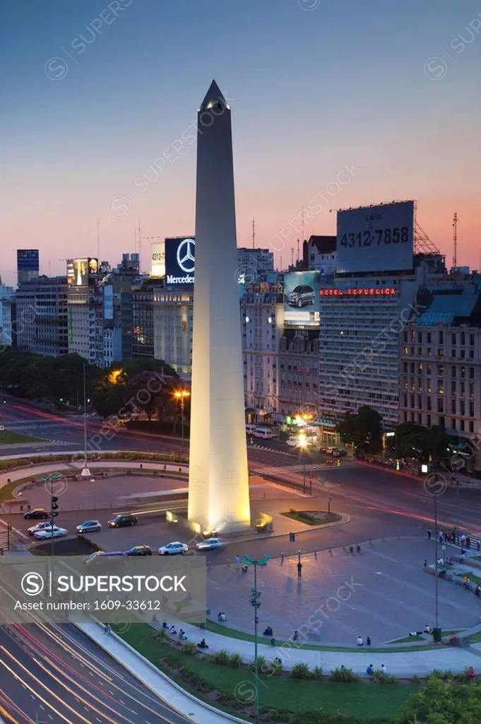 Argentina, Buenos Aires, El Obelisko, Plaza de la Republica, and Avenida 9 de Julio, symbol of Argentina, evening