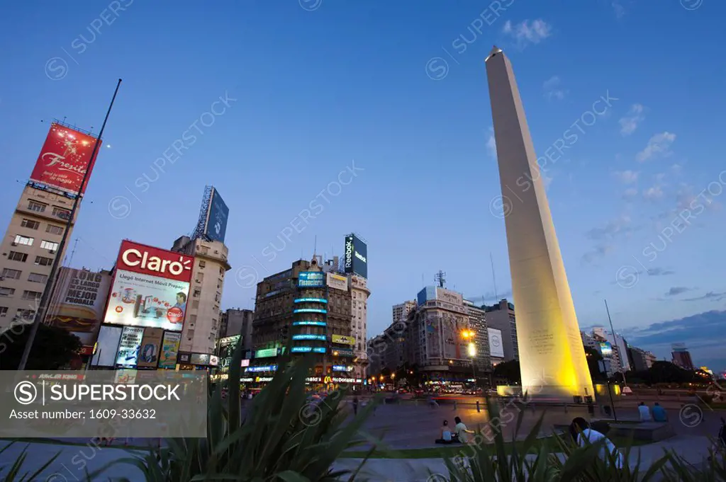 Argentina, Buenos Aires, El Obelisko, symbol of Argentina, Avenida 9 de Julio, Plaza de la Republica, evening, street level