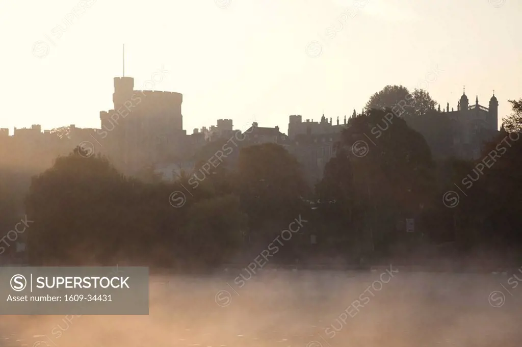 England, Berkshire, Windsor, Windsor Castle and River Thames at Dawn