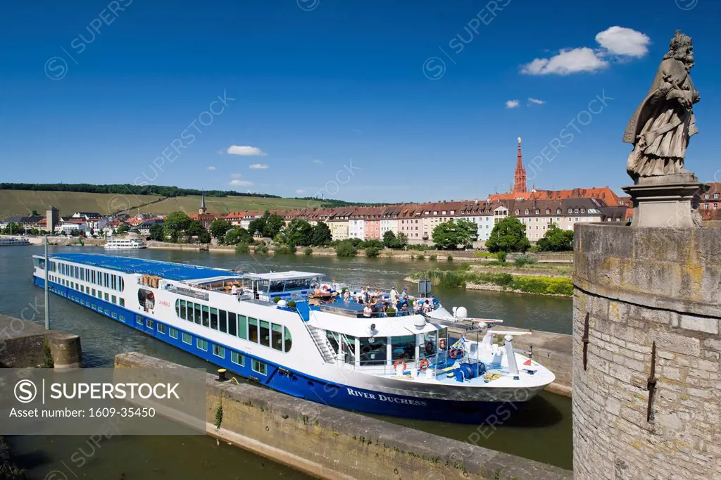 Germany, Bayern/ Bavaria, Wurzburg, Tour boat and Old Main Bridge