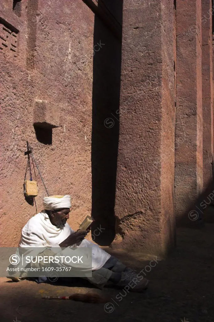 Ethiopia, Lalibela, Old man wearing a gabi white shawl, church of Bet Medhane Alem Saviour of the World