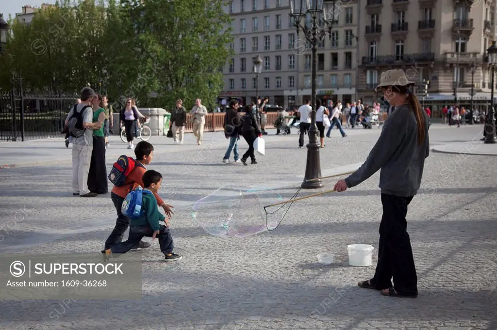 Street performer and children, Ile de la Cite, Paris, France