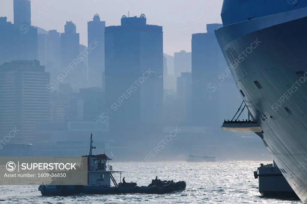 China, Hong Kong, Kowloon, Victoria Harbour, cruise ship port
