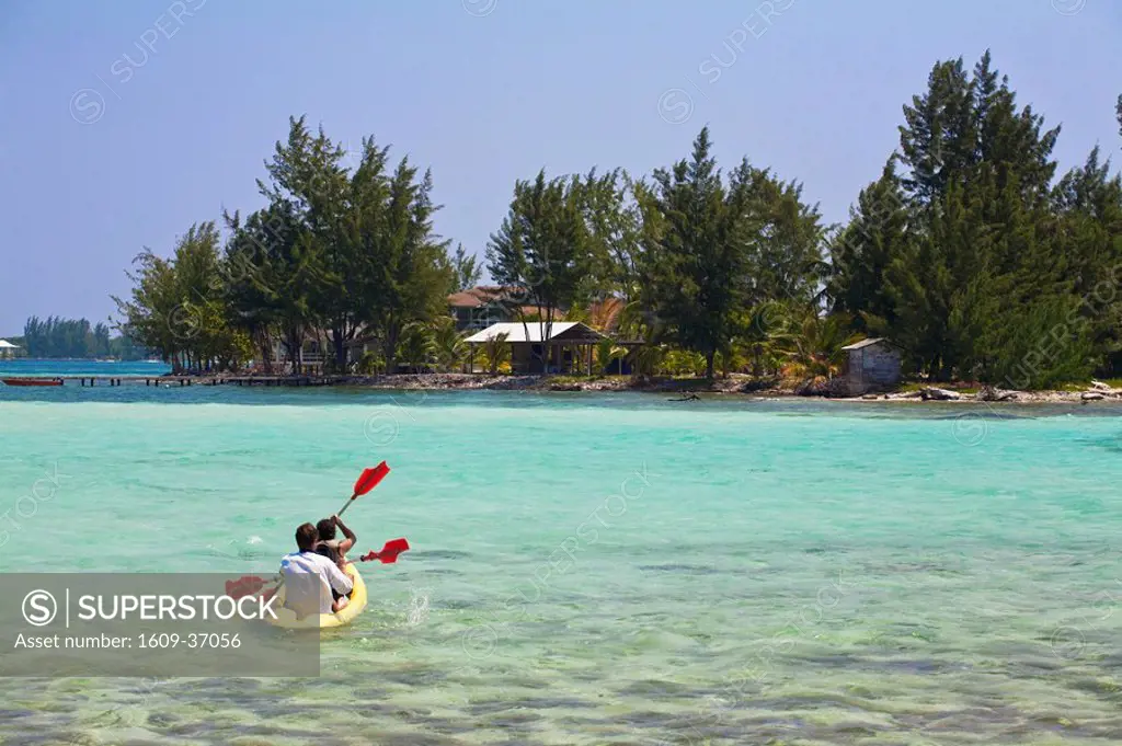 Honduras, Bay Islands, Water Caye, Tourists in Kayak