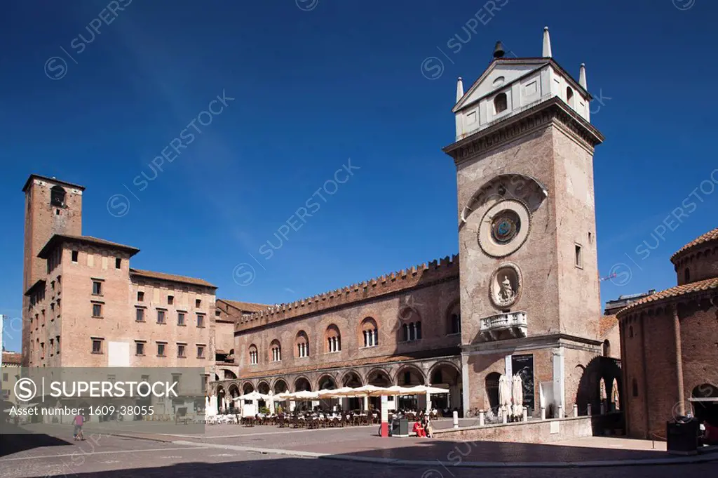 Italy, Lombardy, Mantua, Piazza Broletto, Palazzo Broletto and clocktower