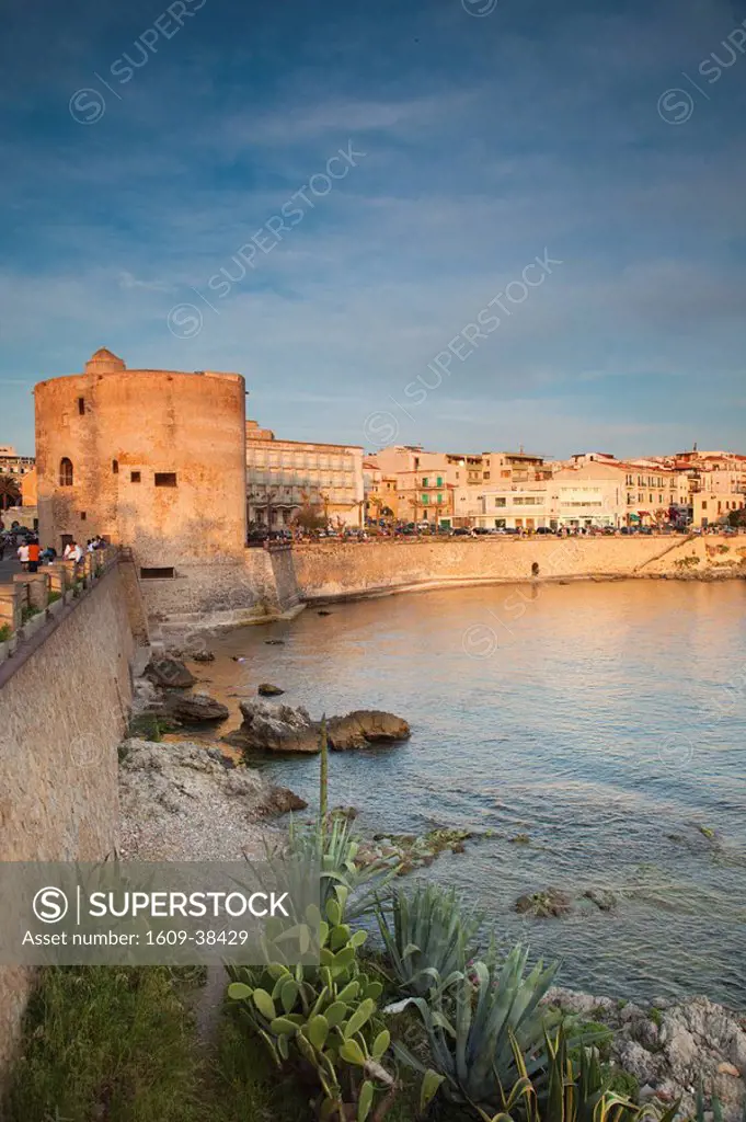 Italy, Sardinia, Western Sardinia, Alghero, city walls by Torre Sulis tower, sunset