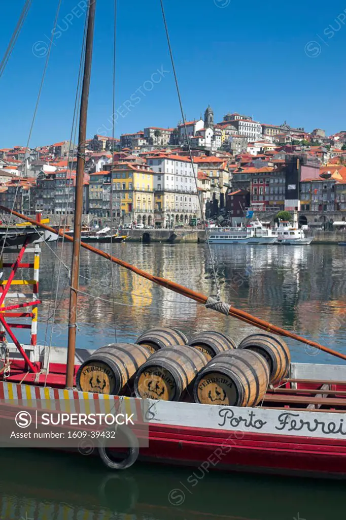 Port carrying Barcos, Porto, Portugal