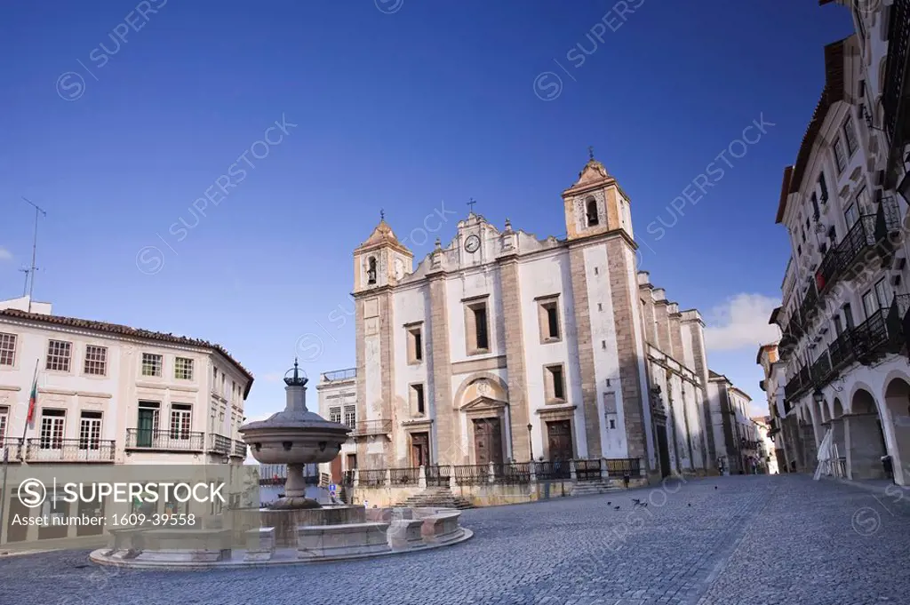 Praça do Giraldo and Ingreja Santo Antao, Evora UNESCO World Heritage, Alentejo, Portugal