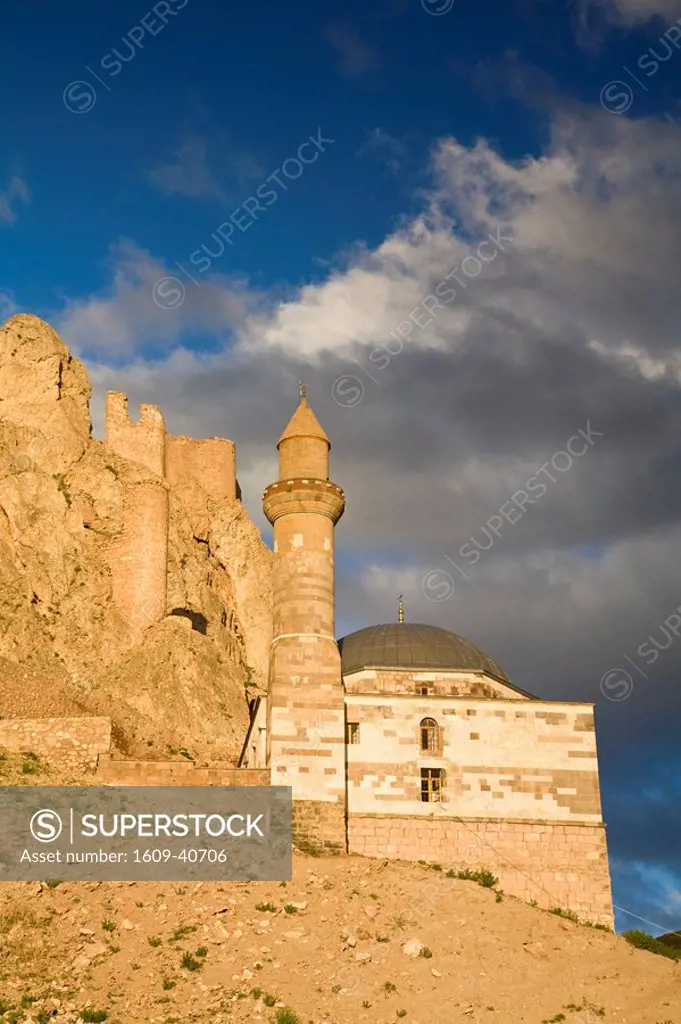 Turkey, Eastern Turkey, Dogubayazit, Ruins of ancient fortress behind Ishak Pasa Palace and Mosque