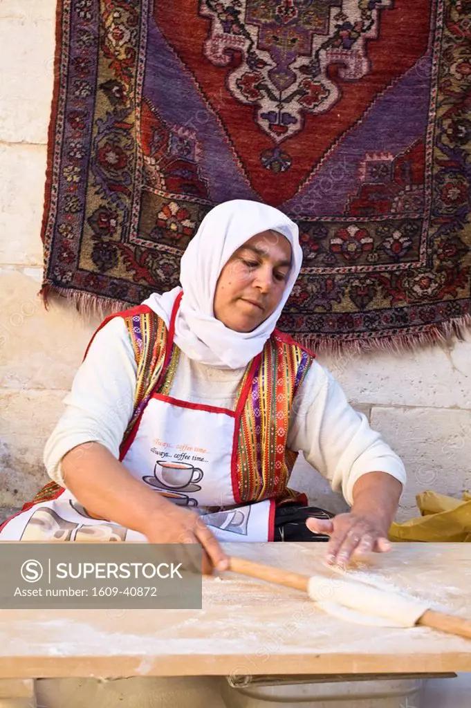 Turkey, Eastern Turkey, Gaziantep, Antep, Bazaar, lady making bread