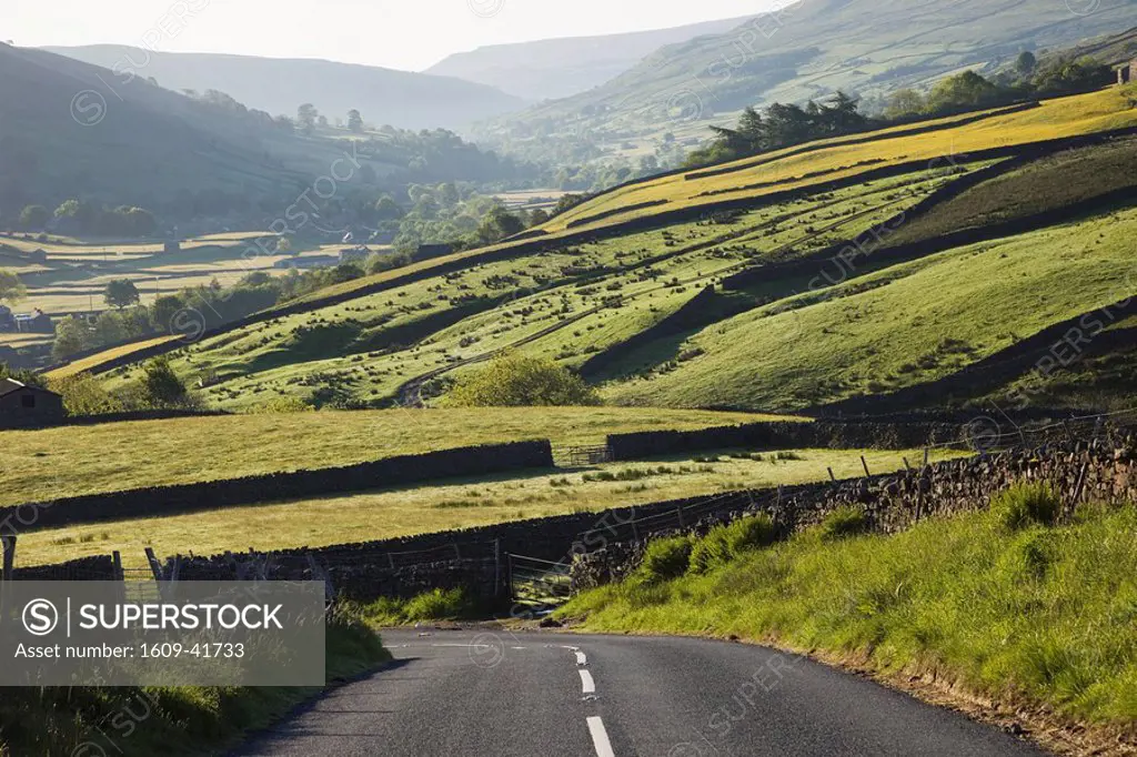 England, Yorkshire, Yorkshire Dales, Empty Road in Swaledale