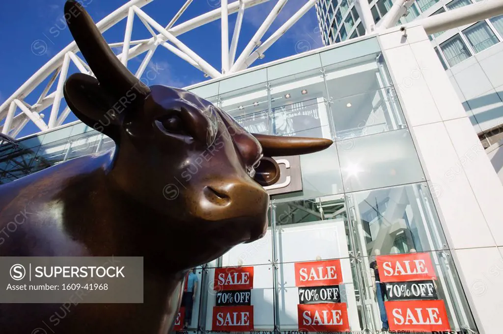 England, Birmingham, Bronze Bull Statue, Sculptured by Laurence Broderick at the Bullring Shopping Mall