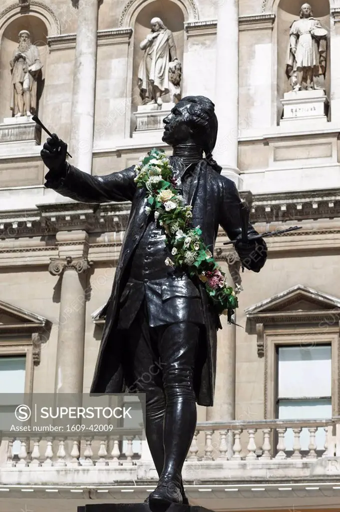 England, London, Piccadilly, Burlington House, Statue of Sir Joshua Reynolds in front of Royal Acadamy of Arts