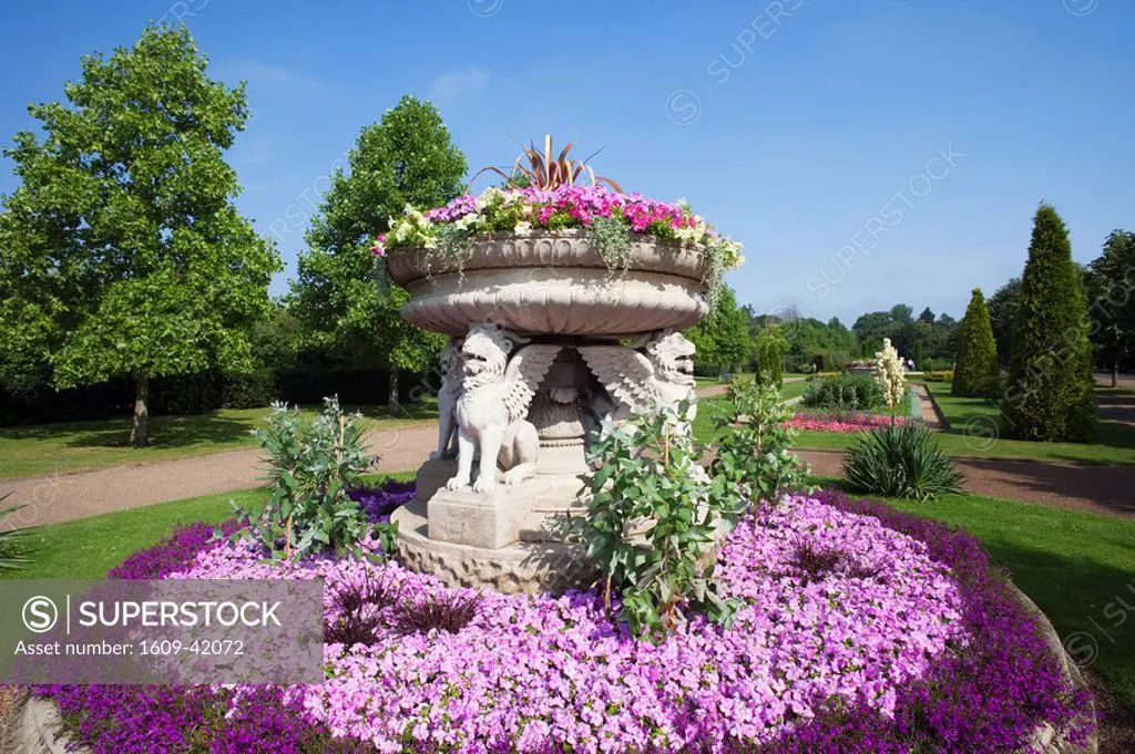 England, London, Regents Park, Avenue Gardens, Flower Display