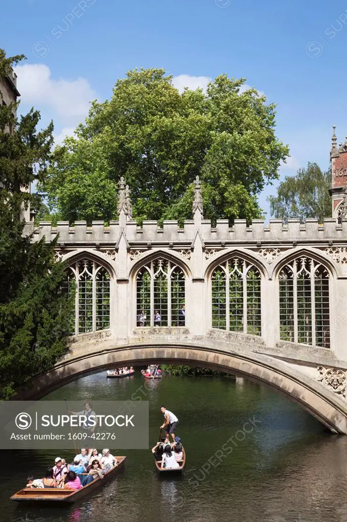 England, Cambridgeshire, Cambridge, Punting on River Cam with Bridge of Sighs and Saint John´s College