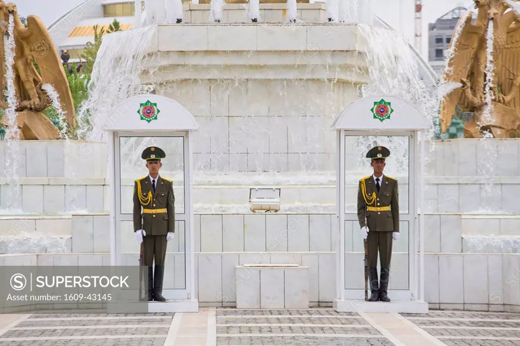 Turkmenistan, Ashgabat, Ashkhabad, Berzengi, Independance Park, Soldiers guarding Gold statue of Turmenbashi _ President Niyazov