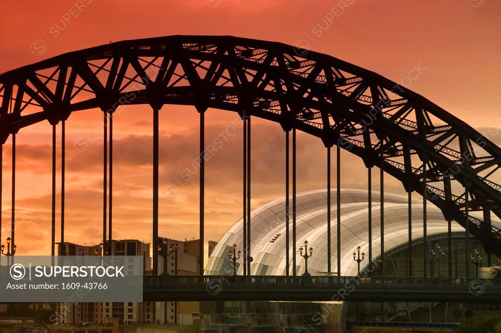 UK, England, Tyne and Wear, Newcastle and Gateshead, The Tyne Bridge and The Sage