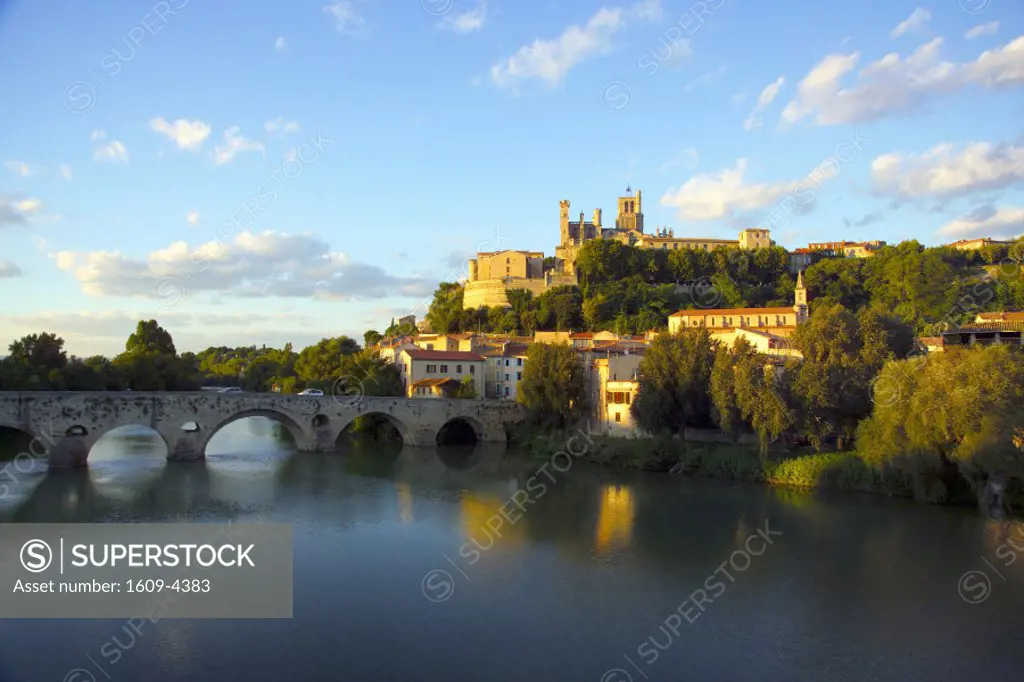 River Orb & Cathedrale St Nazaire, Beziers, Languedoc Roussillon, France