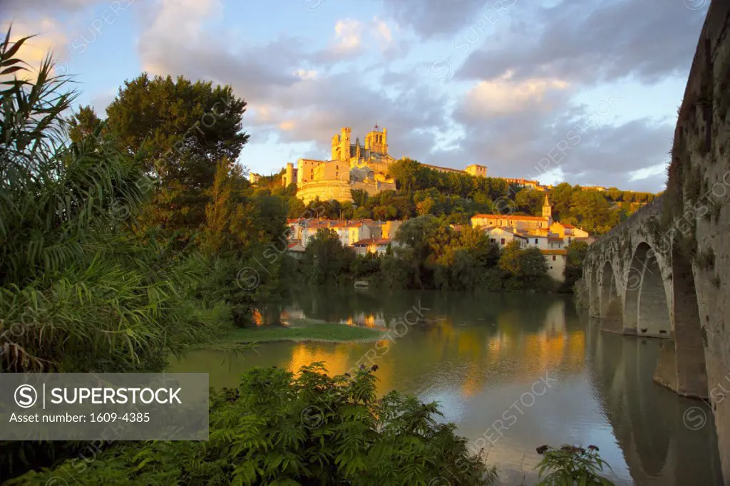 River Orb & Cathedrale St Nazaire, Beziers, Languedoc Roussillon, France
