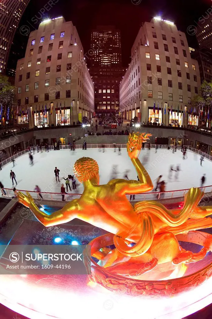 USA, New York City, Manhattan, Ice Skating Rink below the Rockefeller Center building on Fifth Avenue