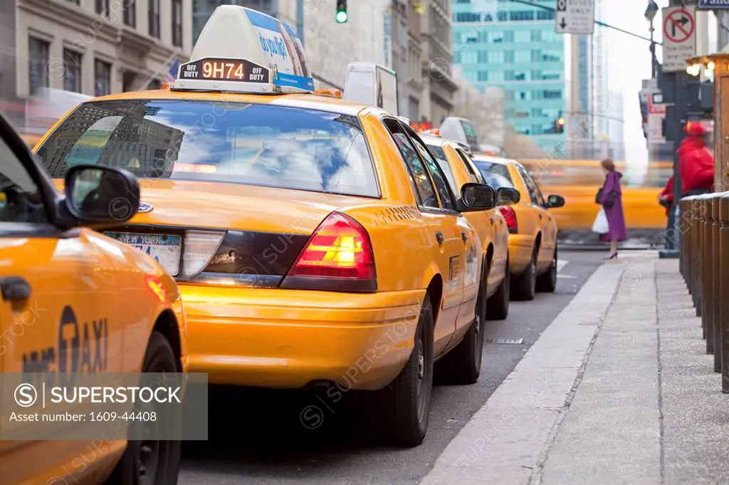 USA, New York City, Manhattan, Grand Central Station, Taxi rank outside the Station