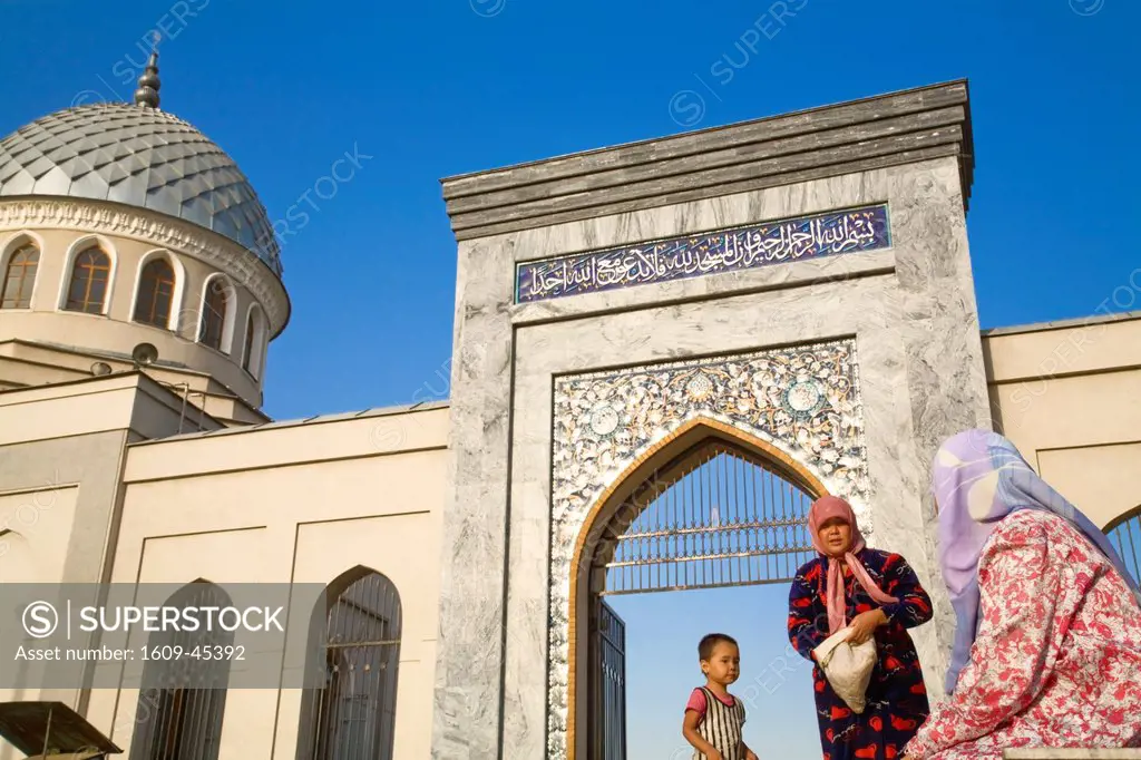 Uzbekistan, Tashkent, Woman near entrace of 15th century Juma _ Friday mosque