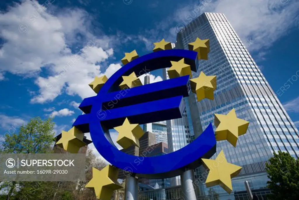 Germany, Hessen, Frankfurt-am-Main, Euro Tower, home of European Central Bank, and Euro Symbol, Willy Brandt Platz