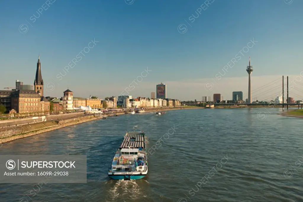 Germany, Nordrhein-Westfalen, Dusseldorf, along Rheinufer Rhein River embankment