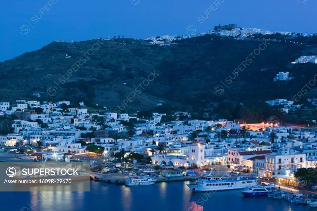 GREECE-Dodecanese Islands-PATMOS-Skala: View of Harbor & Hilltop Monastery of St. John the Theologian (12th century) / Evening