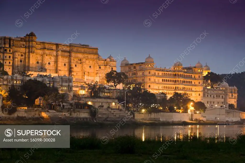 India, Rajasthan, Udaipur, City Palace and Lake Pichola