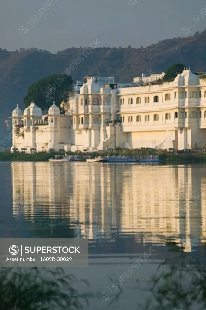 India, Rajasthan, Udaipur, Lake Palace Hotel / Lake Pichola