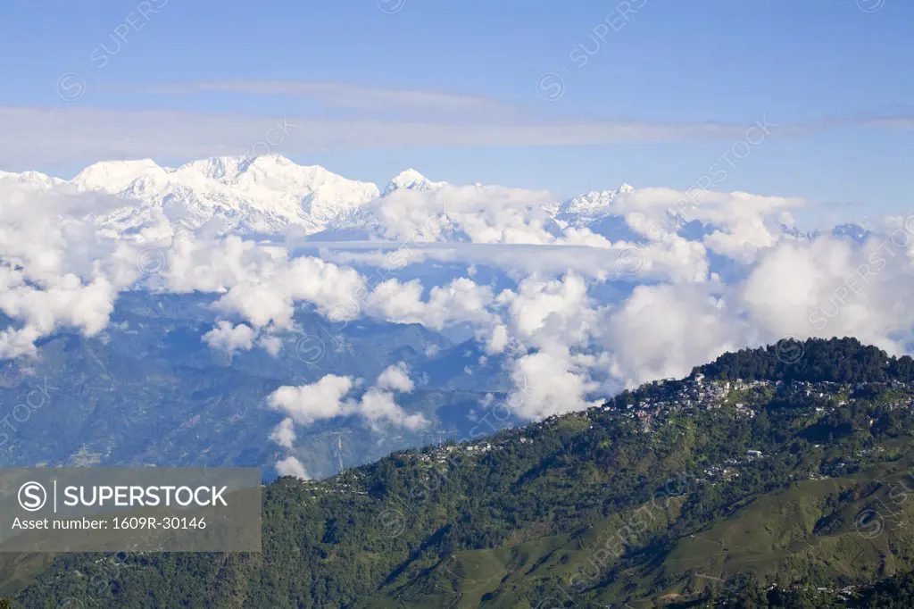India, West Bengal, Darjeeling, View of Darjeeling and Kanchenjunga, Kangchendzonga range