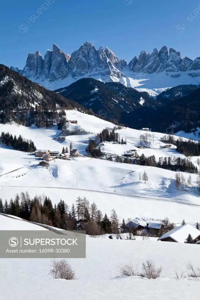 Winter landscape of St. Magdalena village and church, Geisler Spitzen (3060m), Val di Funes, Dolomites mountains, Trentino-Alto Adige, South Tirol (Tyrol), Italy, Europe
