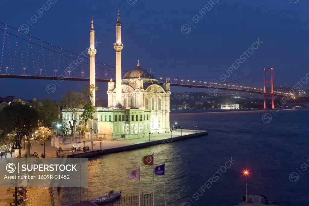 Bosphorous river Bridge and Ortakoy Camii Mosque (Buyuk Mecidiye Camii), Ortakoy district, Istanbul, Turkey