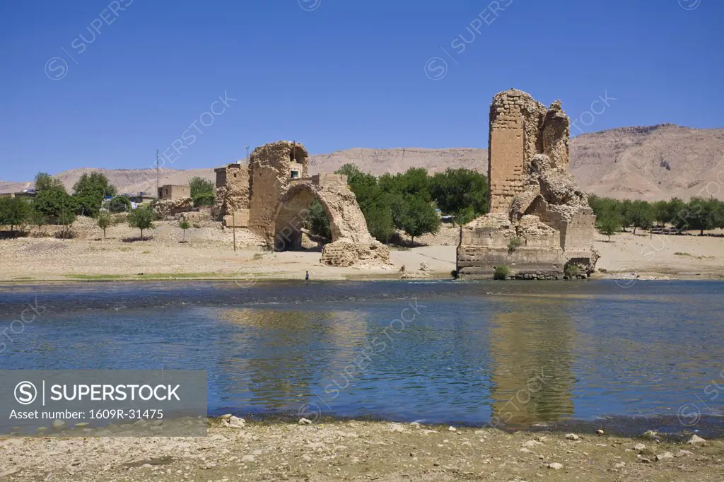 Turkey, Eastern Turkey, Hasankeyf, Broken arches and pylons of Eski Koprusu - Old Bridge in Tigris river
