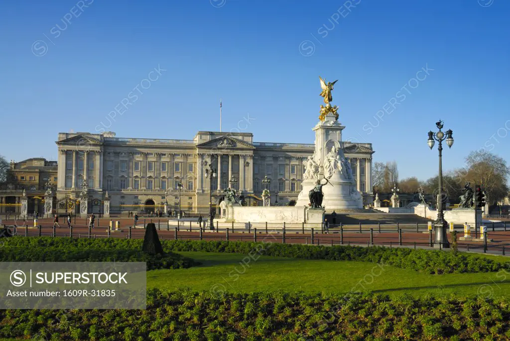 Buckingham Palace & Queen Victoria Memorial, London, England