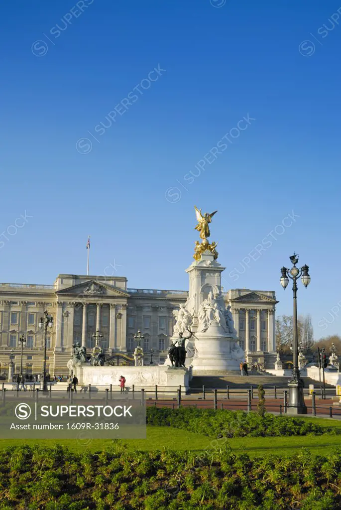 Buckingham Palace & Queen Victoria Memorial, London, England