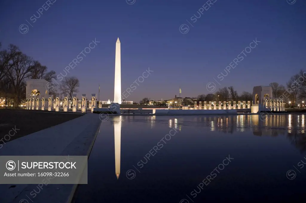 WWII Memorial and Washington Monument, Washington DC, USA