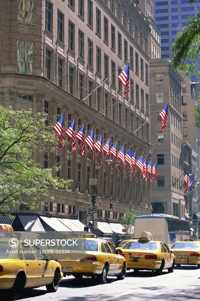 Taxi cabs on 5th Avenue, Manhattan, New York City, USA